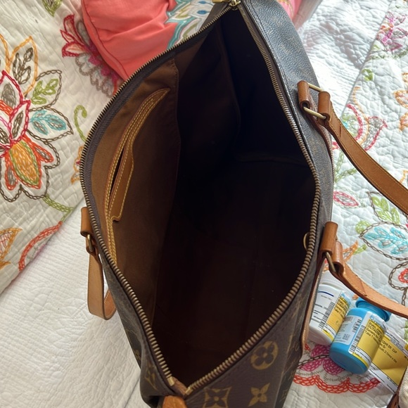 Louis Vuitton large bag 21 in wide by 16 in high. - Picture 2 of 4